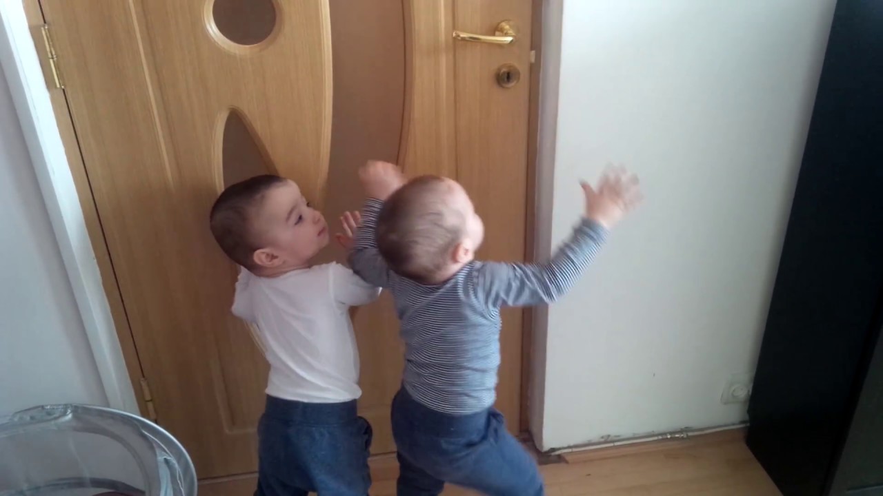 Funny twins - teamwork Thumbnail